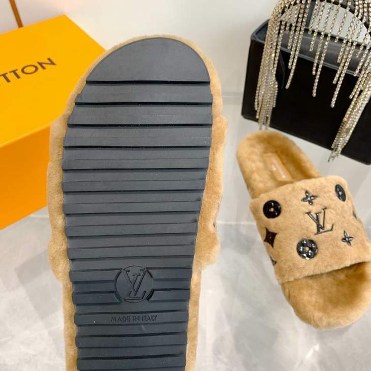 Picture of Louis Vuitton Slippers _SKULVsz35-41mnf1007553